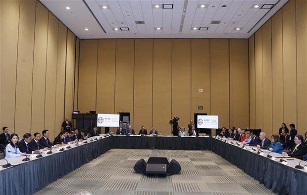 苹果公司、波音、鲍尔亚洲、嘉吉、安达、花旗、华美银行、联邦快递、谷歌、KKR、Mayer Brown、Meta Platforms、微软、穆迪、欧加农、辉瑞、宝洁、保德信金融集团、 Inc.、普华永道、UPS、Visa、沃尔玛、西部数据公司等数十家美国大型企业代表出席活动。(图:越通社) 苹果公司、波音、鲍尔亚洲、嘉吉、安达、花旗、华美银行、联邦快递、谷歌、KKR、Mayer Brown、Meta Platforms、微软、穆迪、欧加农、辉瑞、宝洁、保德信金融集团、 Inc.、普华永道、UPS、Visa、沃尔玛、西部数据公司等数十家美国大型企业代表出席活动。(图:越通社)