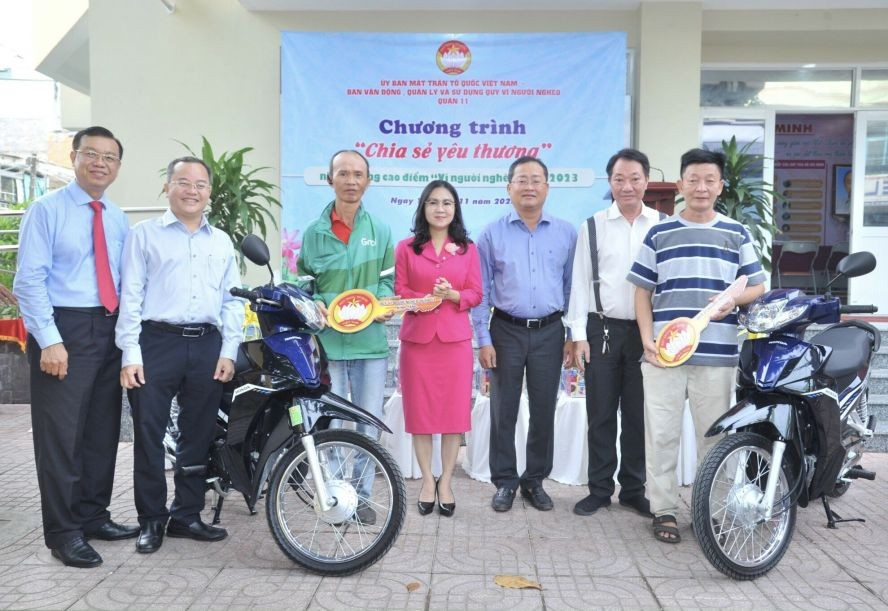 第十一郡领导与庆云南院住持周华邦向贫困者赠送摩托车。