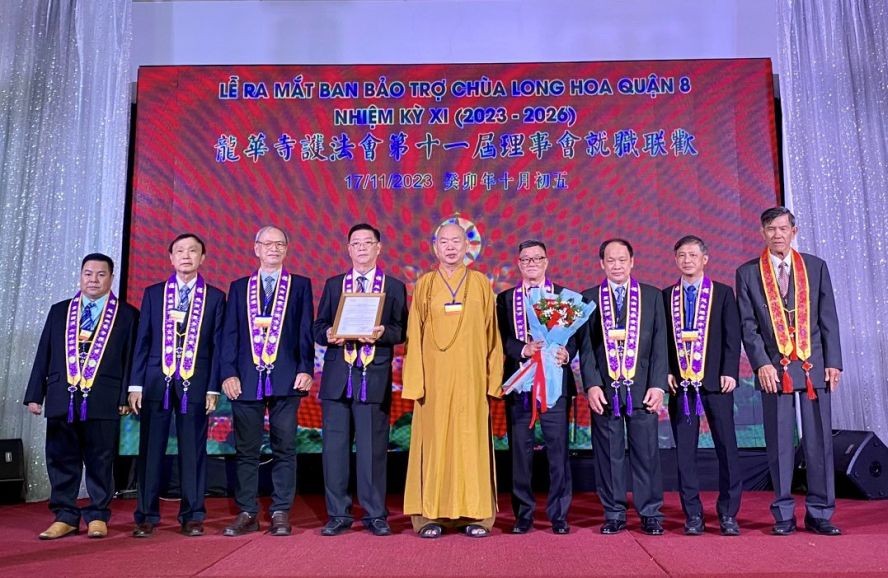 第八郡越南佛教会会长释慧功向护法会颁发证书。