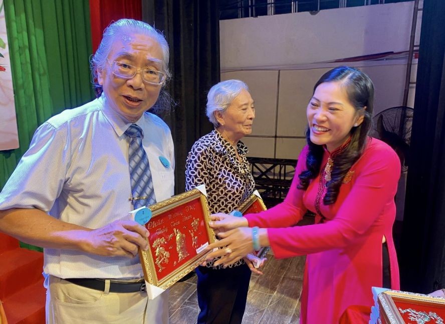 第六郡教育与培训科副科长武玉姮向70岁华人教师陈适祝寿。 第六郡教育与培训科副科长武玉姮向70岁华人教师陈适祝寿。