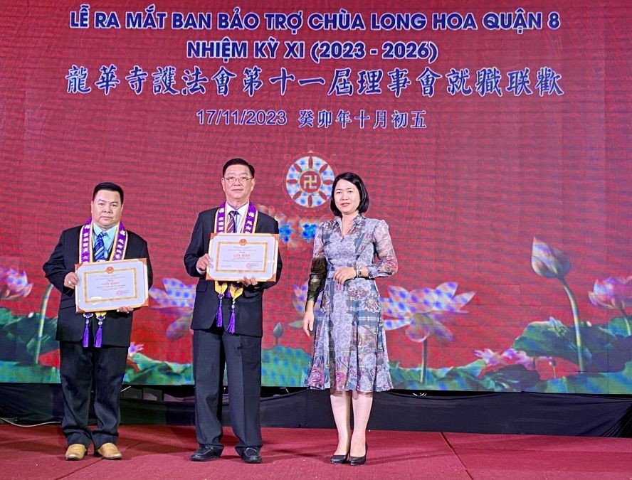 龙华寺护法理事会和理事长邓栢荣获第八郡人委会颁发奖状。