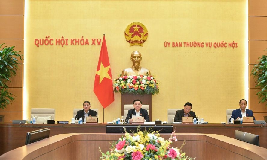 国会主席王廷惠(左二)主持会议。(图:姜忠)