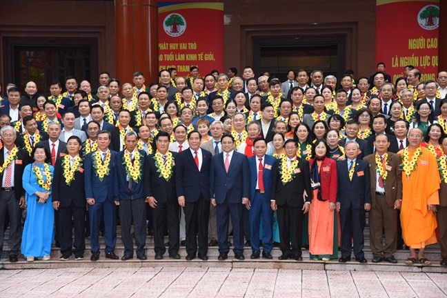 政府总理范明政同与会代表。(图:VGP)