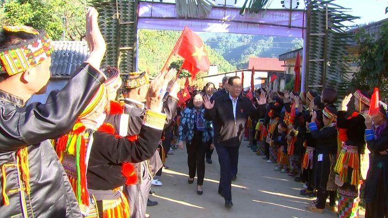 国会副主席陈光方上将（忠）出席北件省屯市县玉派乡昆村民居区的“全民族大团结”盛会。