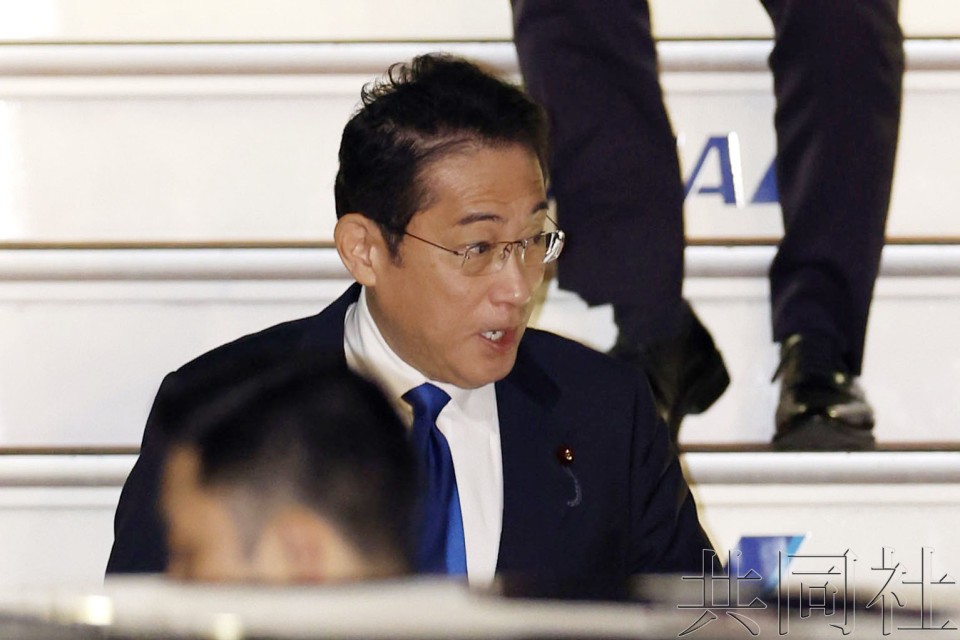 日本首相岸田文雄结束APEC峰会回国,11月19日凌晨摄于东京羽田机场。(图:共同社)