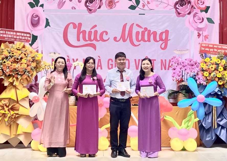 郡劳动社会科主席梁青竹向3位教师颁发“为教育事业”纪念章。 郡劳动社会科主席梁青竹向3位教师颁发“为教育事业”纪念章。