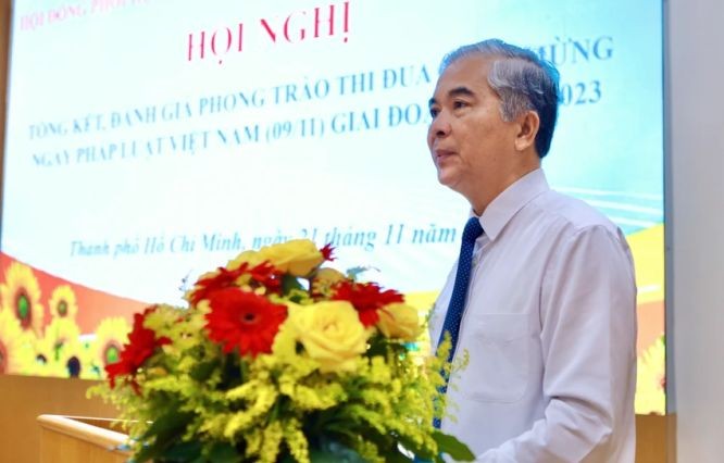 市人委会副主席吴明珠在会议上发表讲话。(图:琼英)