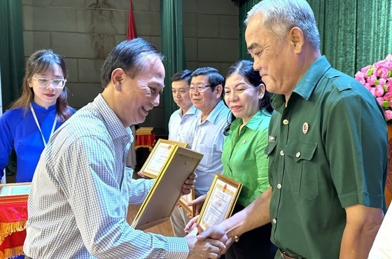 平政县县委书记陈文南向取得佳绩的个人和集体颁赠奖状。(图:文明)