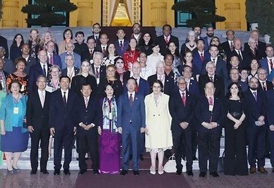 国家主席武文赏与国际代表合影。(图:越通社)