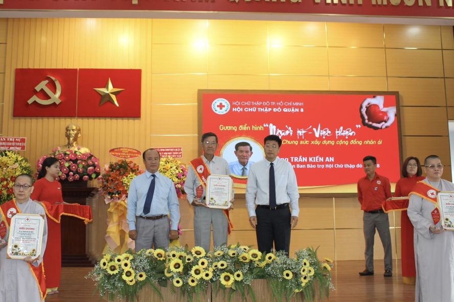 第八郡领导向陈健安颁发“好人善事”称号。