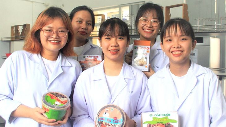 用心研制各种低脂通心粉的市工商大学5名女学生合照。