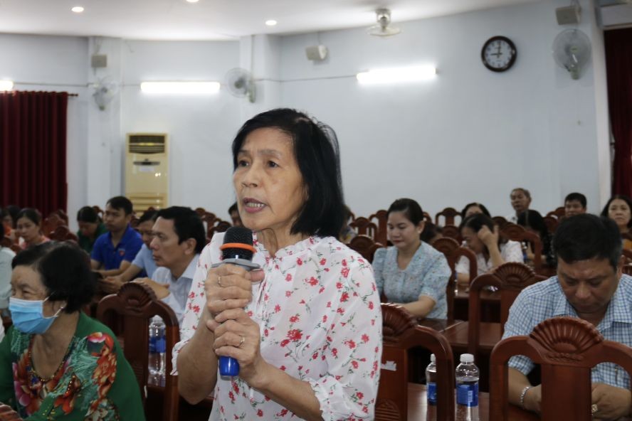 人民向郡领导发表意见。