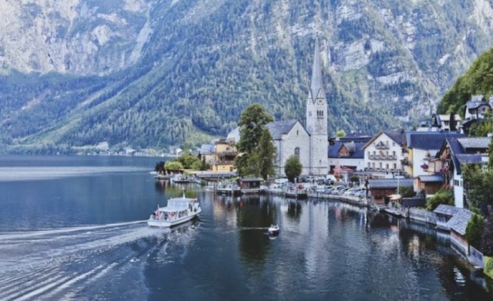 哈尔施塔特坐落在阿尔卑斯山脉之间,群山环绕,是一座簇拥湖光山色的美丽小镇。 哈尔施塔特坐落在阿尔卑斯山脉之间,群山环绕,是一座簇拥湖光山色的美丽小镇。