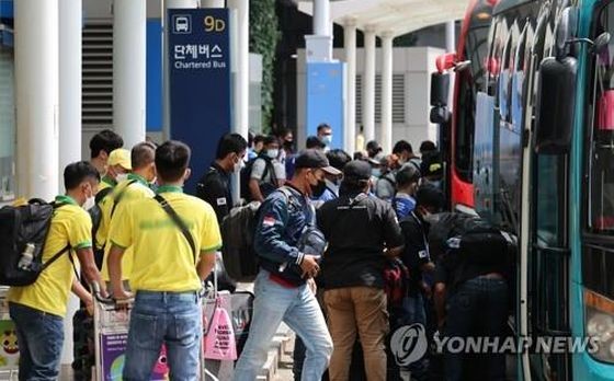 准备搭乘机场巴士的外国人。(图:韩联社)