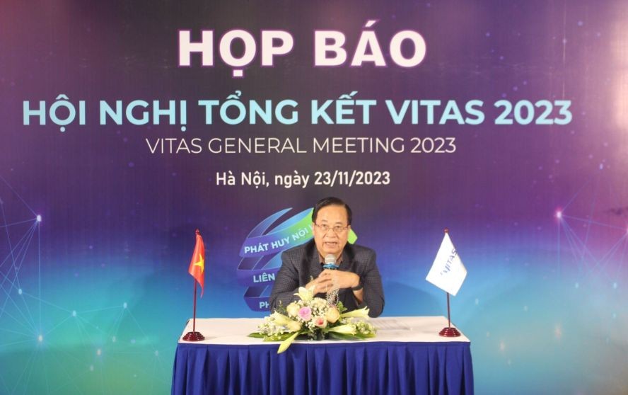 越南纺织品成衣协会主席武德江在新闻发布会上发言。(图:秋庄)