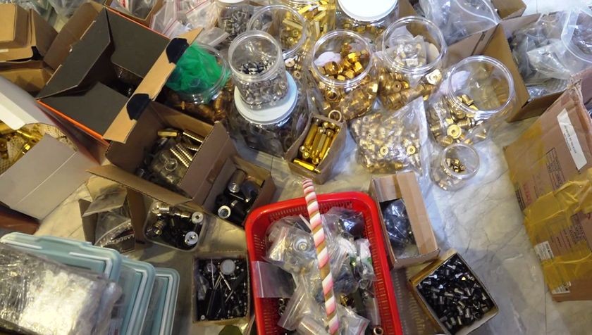 警方在黎河南住所中查获大量的组装枪枝零组件。(图:广南报) 警方在黎河南住所中查获大量的组装枪枝零组件。(图:广南报)