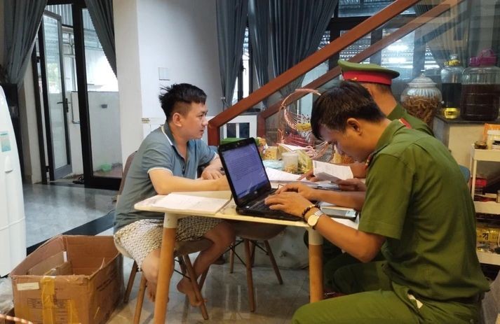 警方突击黎河南的住所进行搜查犯罪证据。（图：广南报）
