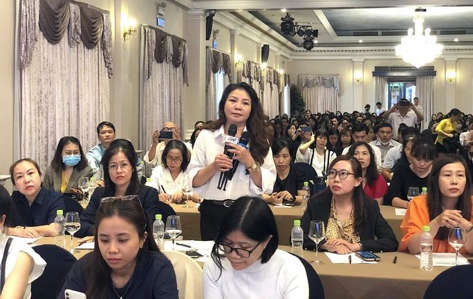 一名企业代表在对话会议上向市税务机关提问。(图:光辉)