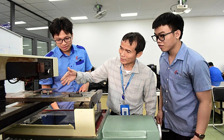 投资教育、提高劳动生产力是持久稳固的扶贫措施。图为市工业大学的一堂实验课。