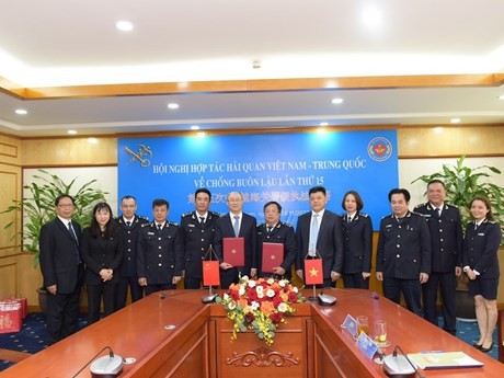 两国代表团合影。(图:thoibaotaichinhvietnam.vn)