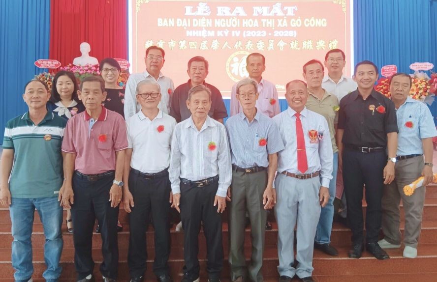 前江省鹅贡市第四届华人代委会与贵宾合照留念。