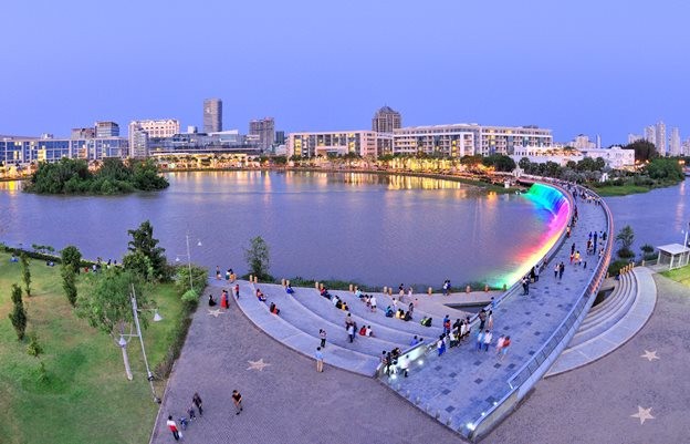 富美兴新月湾湖-星光桥区域将设为商业、美食和文化步行街,面积为9000平方米。(图:登科)