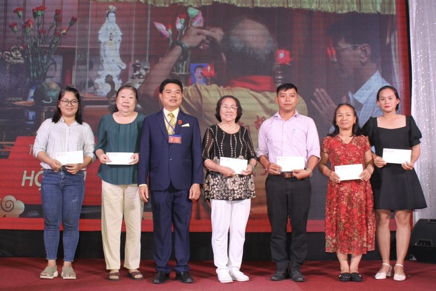 新届理事长曾超锦（左三）向郡、坊祖国阵线委员会“为穷人”基金、励学会和高龄人捐助善款。