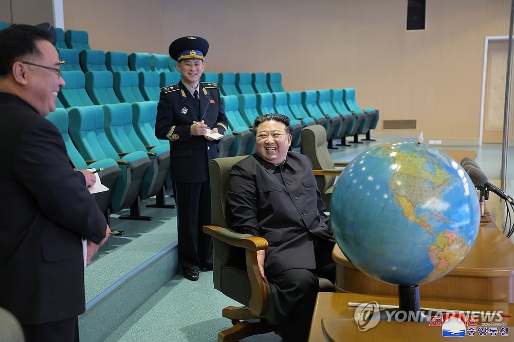 国务委员会委员长金正恩(右一)确认侦察卫星“万里镜-1”号拍摄的韩半岛部分地区图像。(图:韩联社/朝中社)