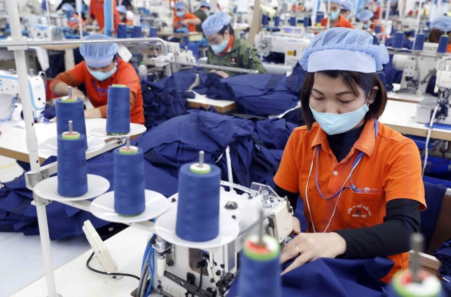 纺织品服装公司生产线。（图：陈越）