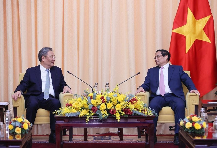 政府总理范明政(右)与中国商务部长王文涛交谈。(图:越通社)