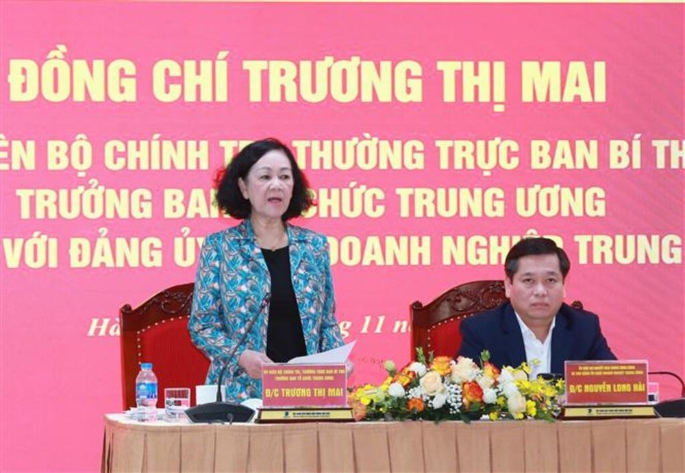 中央组织部长张氏梅(左)在会议上发表讲话。(图:越通社)
