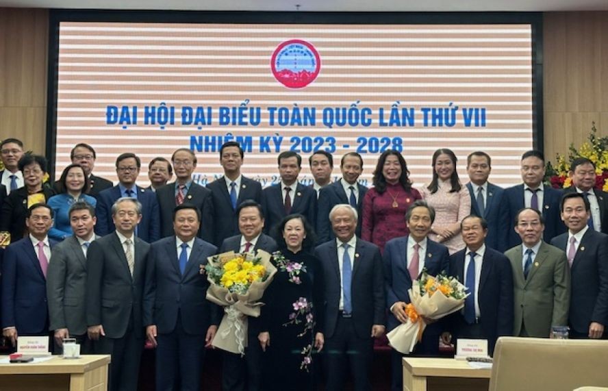 中央组织部部长张氏梅(前中)与新一届执委会合影。(图:VOV)