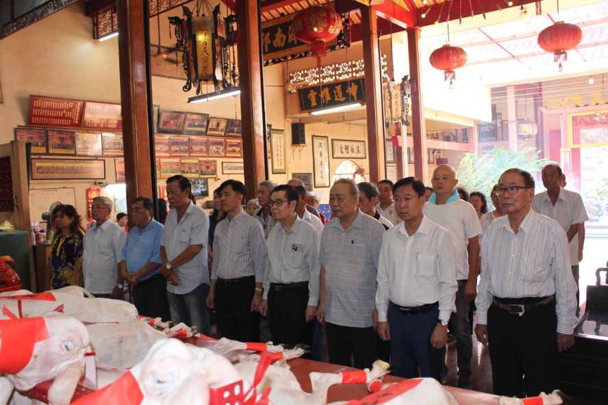 海南会馆理事会代表拈香参拜祈求风调雨顺、国泰民安。 海南会馆理事会代表拈香参拜祈求风调雨顺、国泰民安。