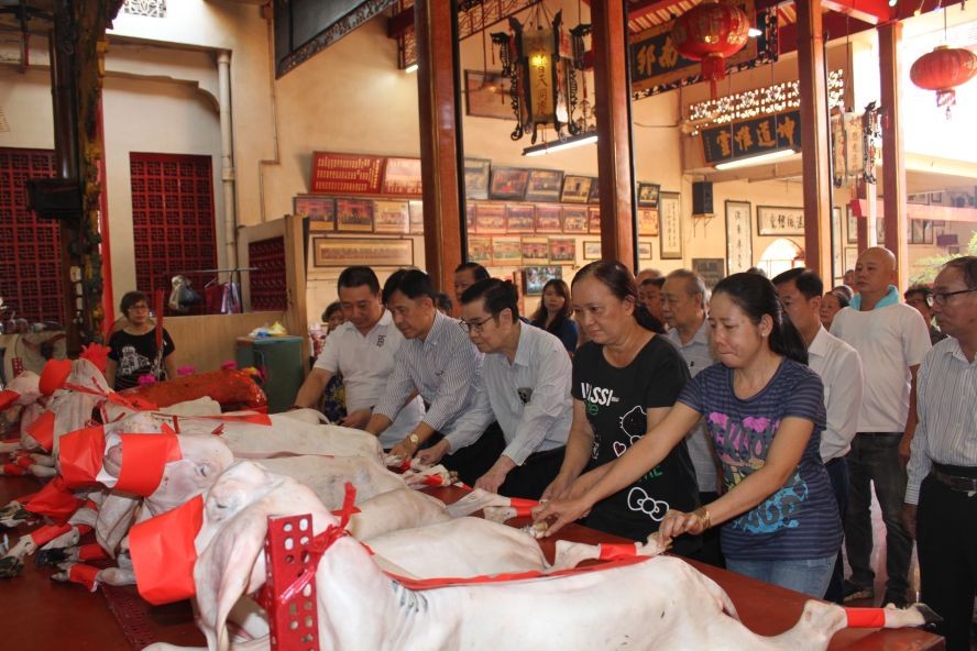 海南会馆理事会代表敬奉供品。 海南会馆理事会代表敬奉供品。