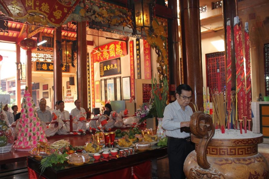 海南会馆理事会代表敬奉供品。 海南会馆理事会代表敬奉供品。