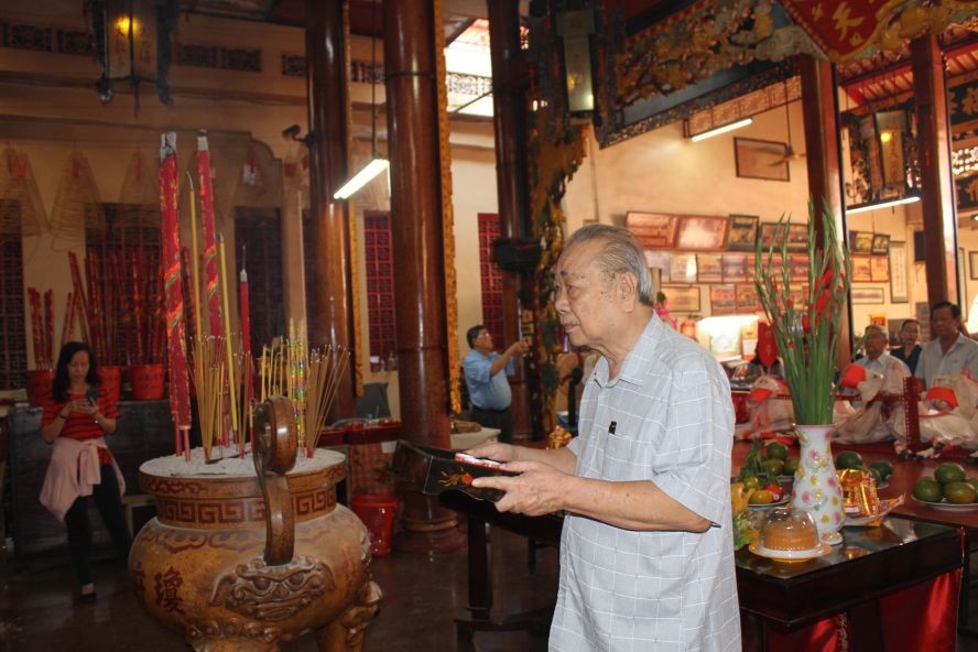 海南会馆理事会代表敬奉供品。 海南会馆理事会代表敬奉供品。