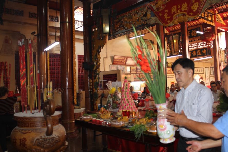 海南会馆理事会代表敬奉供品。 海南会馆理事会代表敬奉供品。