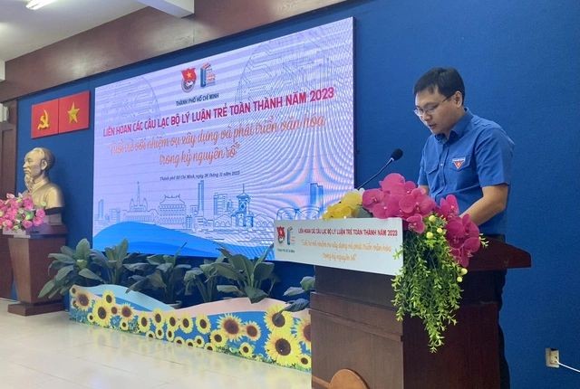 共青团本市市委副书记张明雀元在会上致词。(图:胡舒)