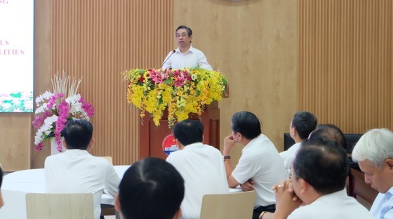 市委副书记阮福禄在开学仪式上发言。(图:秋红)