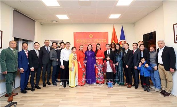 国家副主席武氏映春(中)与越南驻挪威大使馆干部和旅挪越南人代表合影。(图:越通社)