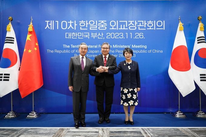 韩国外长朴振(中)26日在釜山同到访的日本外务大臣上川阳子(右)和中共中央政治局委员兼外长王毅举行三国外长会议并合影留念。(图:韩国外交部)