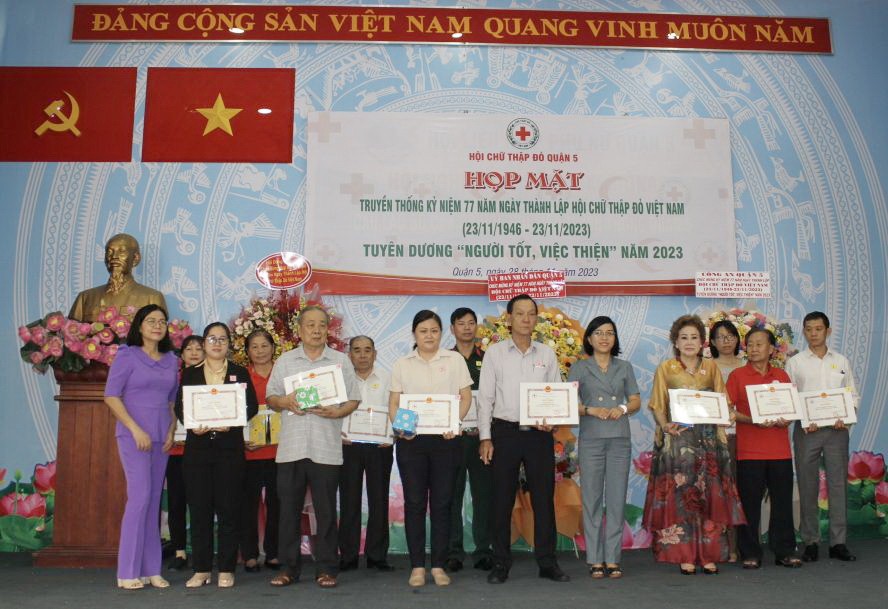 第五郡红十字会向多个集体和个人颁发“好人善事”称号。