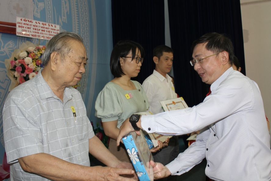 第五郡红十字会向多个集体和个人颁发“好人善事”称号。