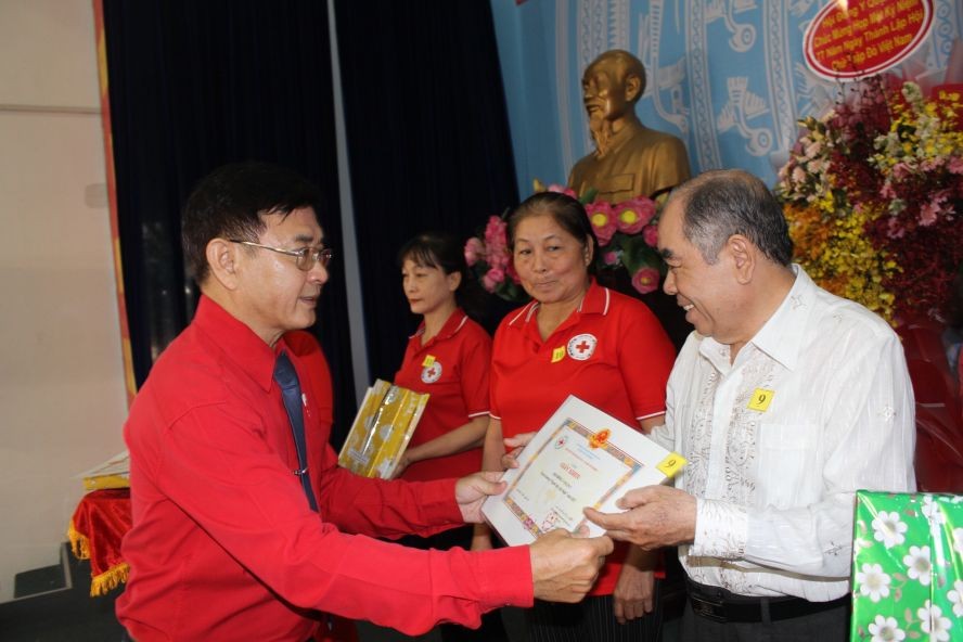 第五郡红十字会向多个集体和个人颁发“好人善事”称号。