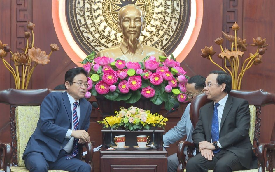 市委书记阮文年(右)接见韩国尚庆北道知事李哲宇。(图:明晋)
