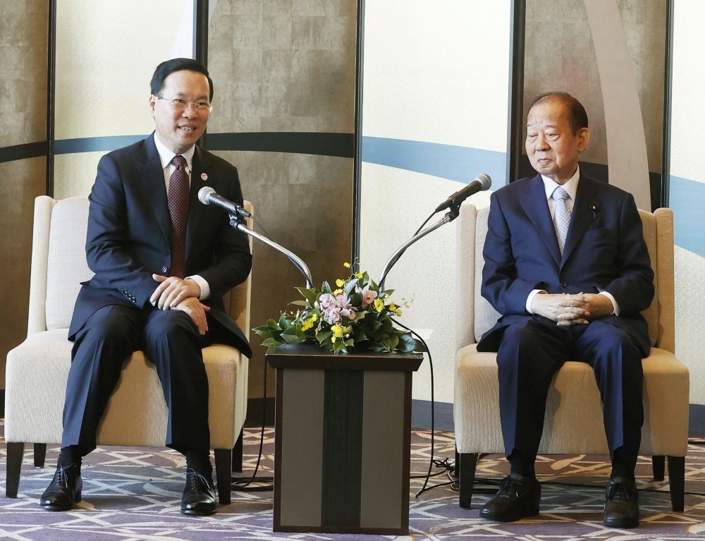 国家主席武文赏会见了日越友好议员联盟主席二阶俊博。（图：越通社）