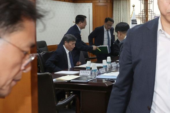 11月27日下午,为确定2024年引进外籍人力运用计划案等,第40次外籍人力政策委员会正在政府首尔办公楼举行。(图:金惠允)