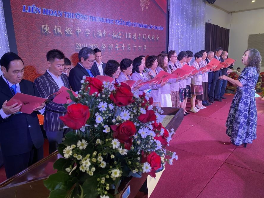 福中校友高唱校歌。