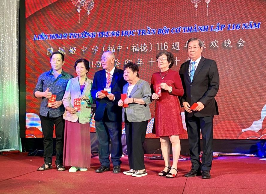 向退休教师赠送礼物。