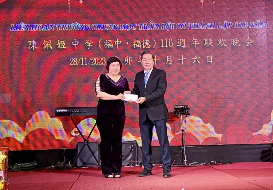 向陈佩姬中好学捐赠助学金。